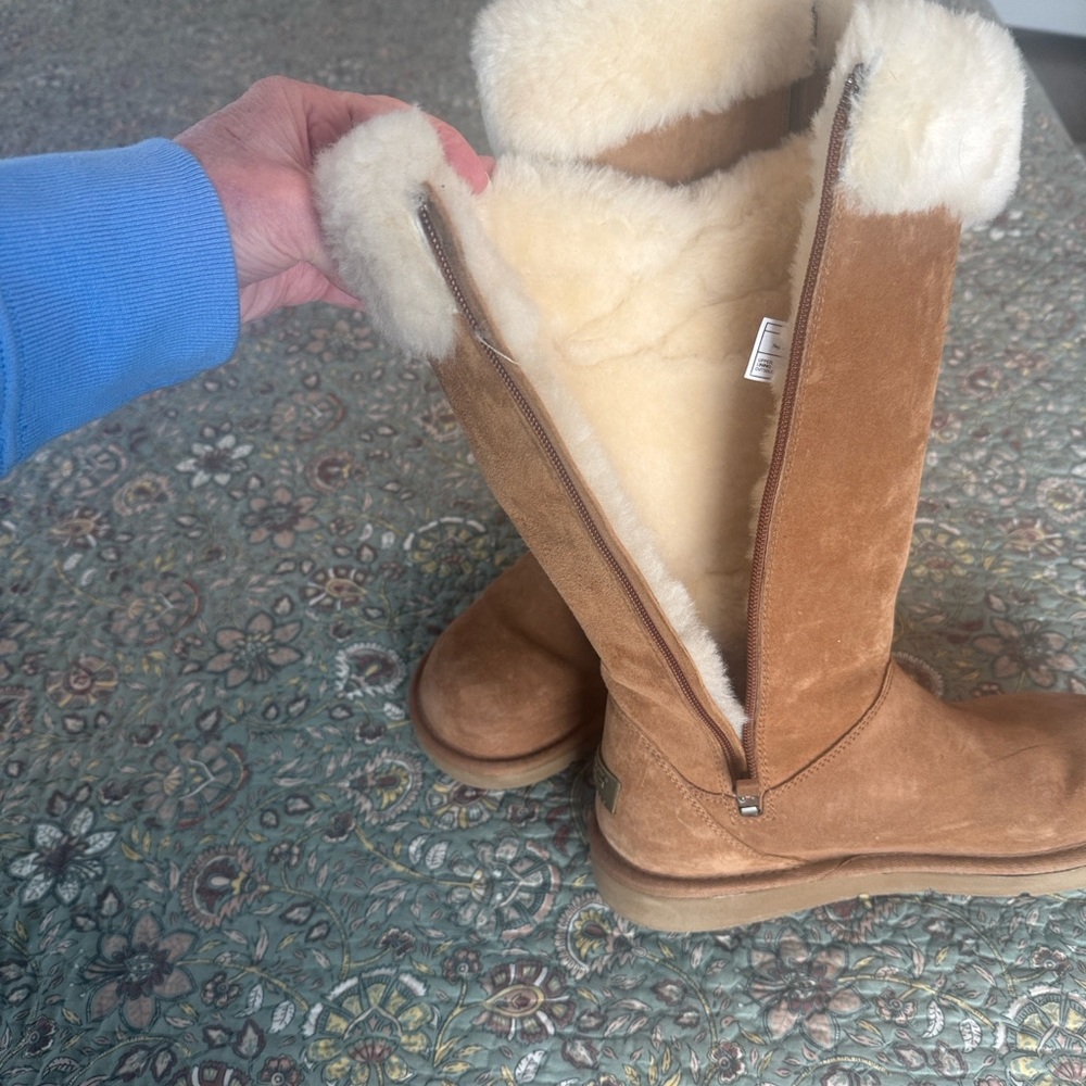 Women's Ugg Boots worn once!! - Picture 3 of 7